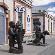 Monumentální sochy Jaroslava Róny s názvem Muž s rybou a Muž se psem stojí před vchodem do galerie v pražských Holešovicích.