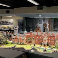 Velikou pozornost a uznání královny si Seamanová vysloužila svým pleteným modelem královského sídla Sandringham