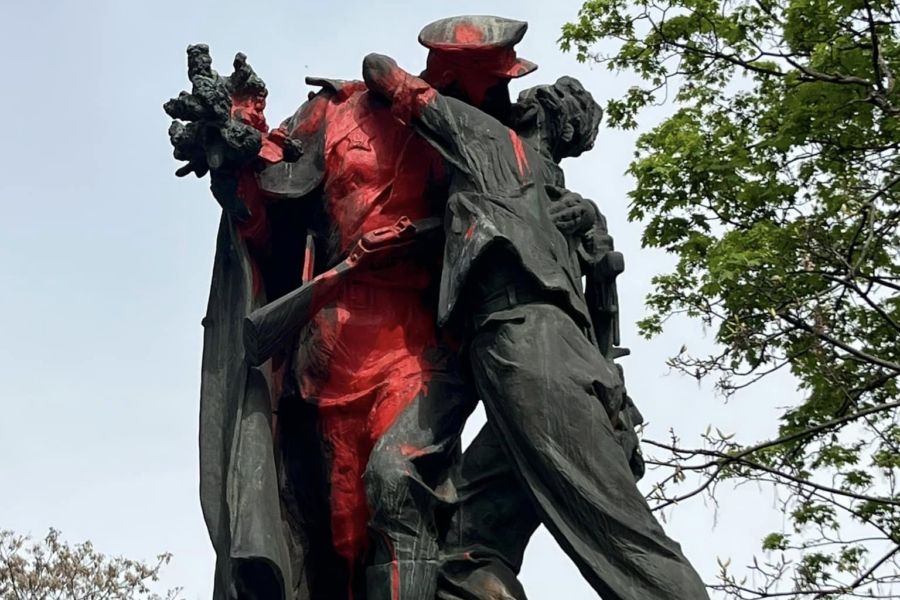 Pražskou sochu Sbratření kdosi polil červenou barvou. Své místo musela opustit