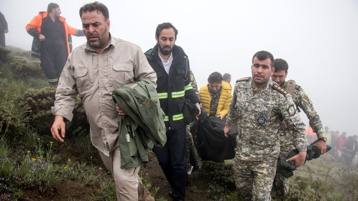 FOTO: Záchranáři vyzvedávají tělo íránského prezidenta ze zříceného vrtulníku