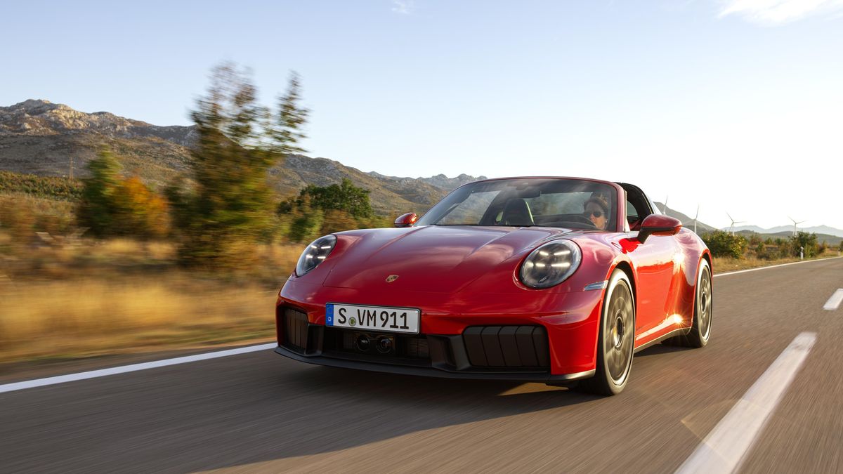 Porsche 911 přijíždí poprvé s hybridním pohonem, nadšence však nezklame