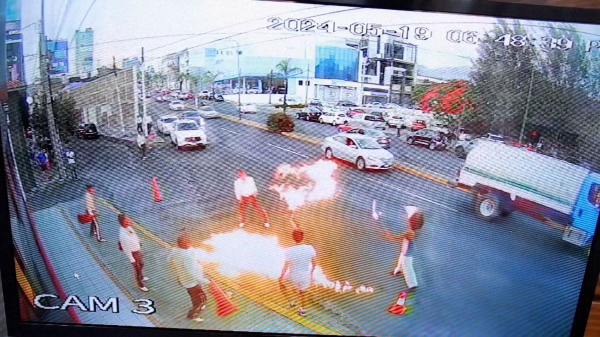 Kamera zachytila bitku pouličních umělců v Mexiku. Polykač ohně metal po hudebnících plameny