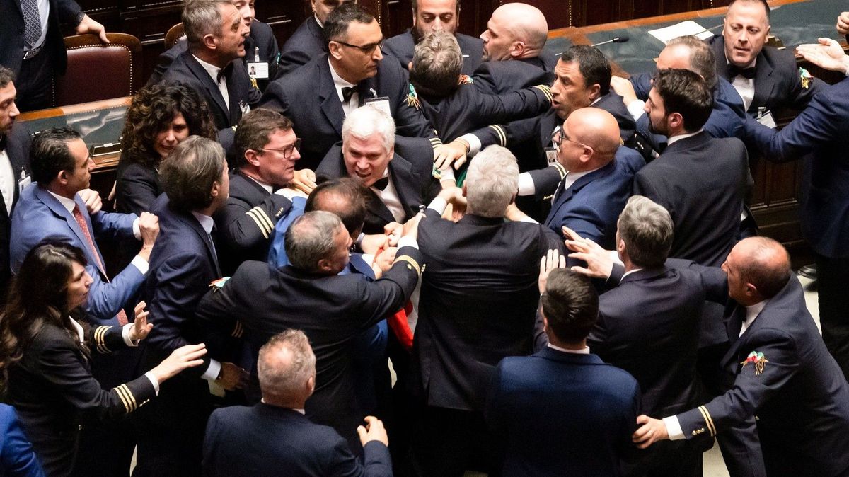 V italském parlamentu se strhla bitka, poslance odvezli na vozíku