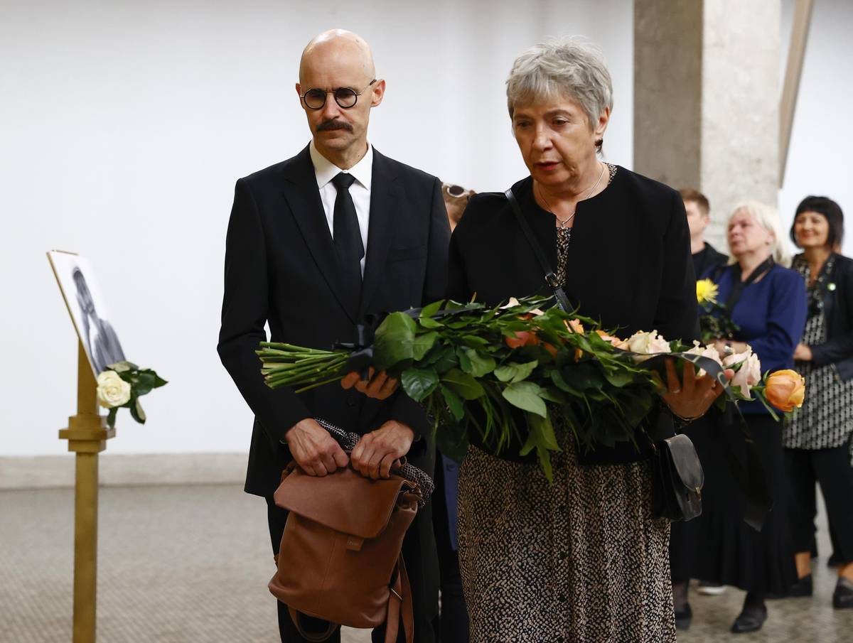 Poslední rozloučení bylo na přání rodiny veřejné, a tak se mohli dostavit jak přátelé, tak i veřejnost