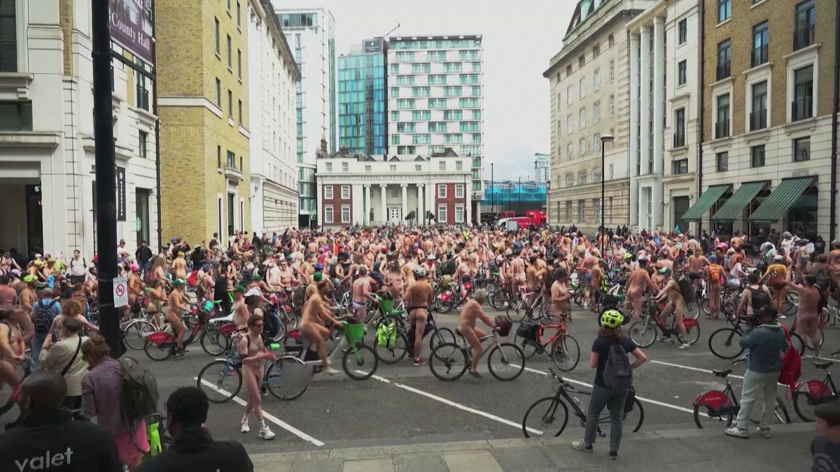 Přes tisíc naháčů projelo na kolech centrem Londýna