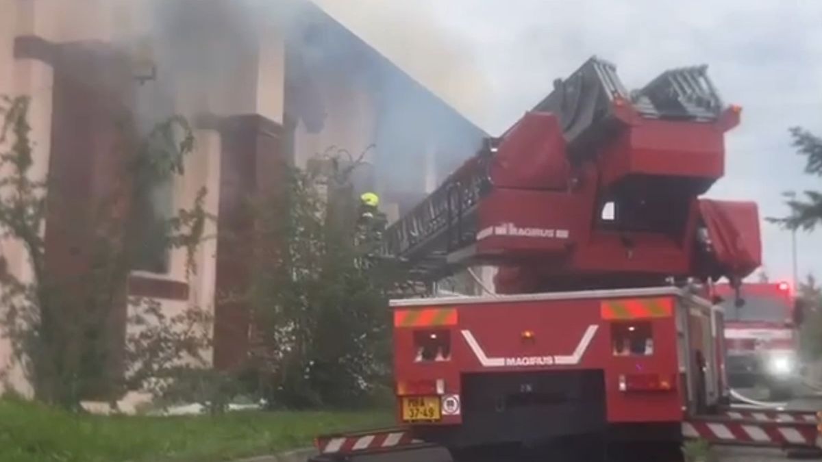 Škoda po požáru haly v Brandýse nad Labem dosahuje desítek milionů korun