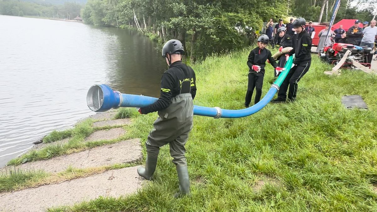 Malí hasiči vytvořili rekord. Vodu vedli hadicemi přes 10 kilometrů