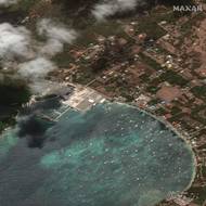 Ostrov Carriacou 8. května 2023. Přístav je plný lodí a domy jsou v normálním stavu