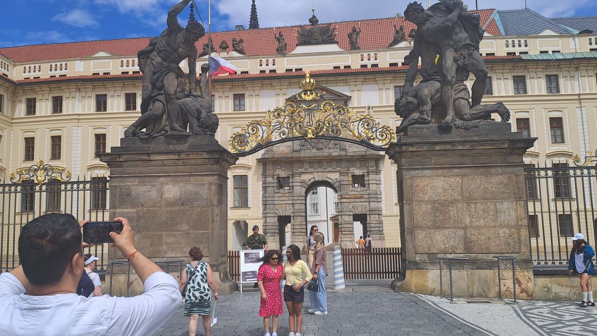 Brána gigantů na Hradě bude zavřená. Návštěvníci přijdou i o střídání stráží