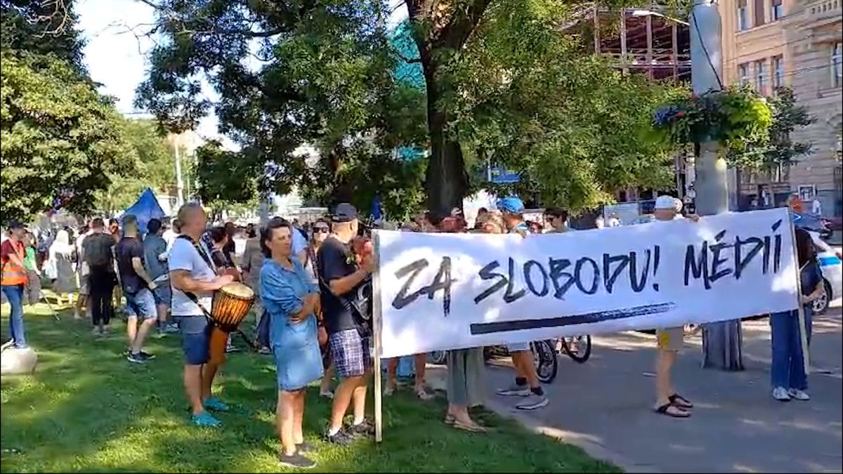 Lidé v Bratislavě protestují proti omezení shromažďovacího práva a za svobodu médií