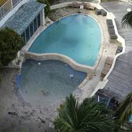 Zanesený hotelový bazén v Bridgetownu na Barbadosu, 2. července 2024