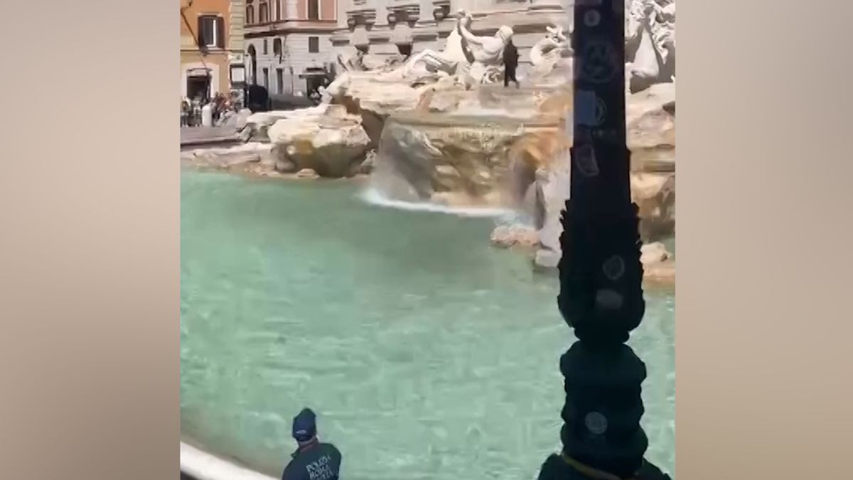 Policisté honili muže v teplákové soupravě po fontáně di Trevi