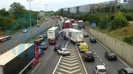 Dopravní kolaps v Praze: Provoz na D1 osm hodin komplikoval vysypaný náklad kamionu