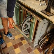 Skříň s kotouči, které se dříve používaly při promítání.