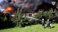V hořícím domě na Náchodsku se propadl strop, hasiči dovnitř nemohli