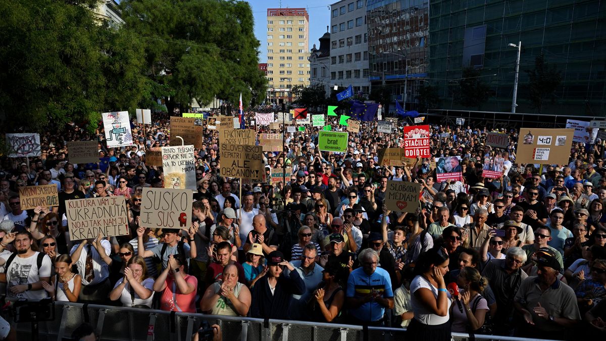 Slovenští umělci vstoupili do stávkové pohotovosti. Na protest proti ministryni kultury