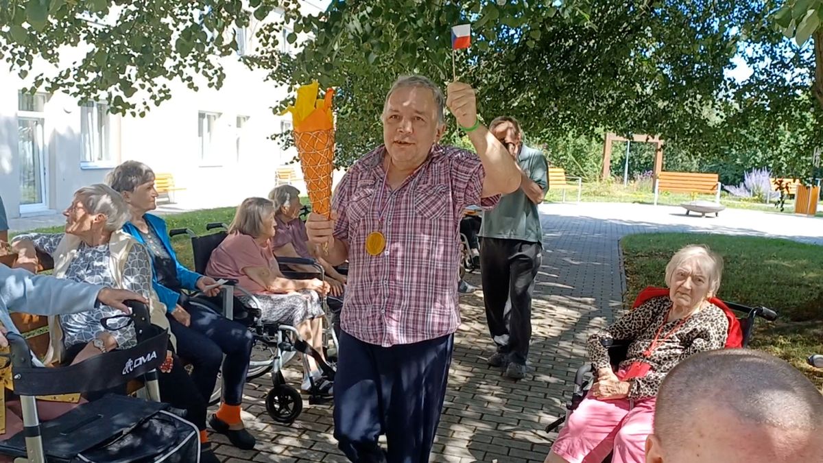 Senioři předběhli Paříž, udělali si vlastní olympiádu i s pochodní