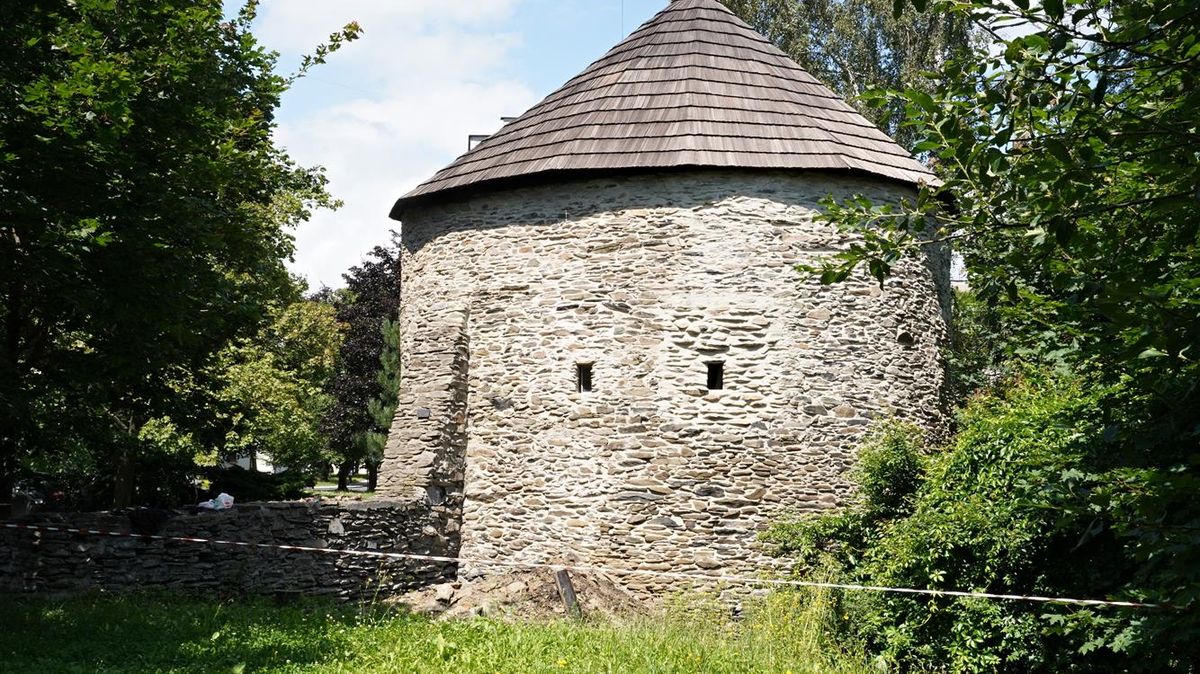 V Bruntále našli archeologové mezi paneláky středověké hradby