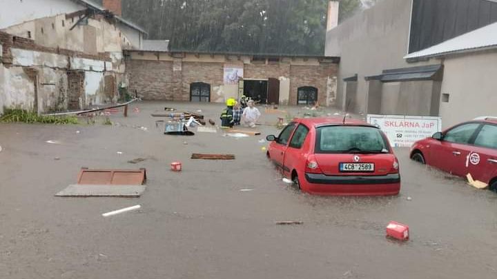 Nedělní blesková bouře zničila ve Stachách rodinnou sklárnu. Pojistku majitel neměl