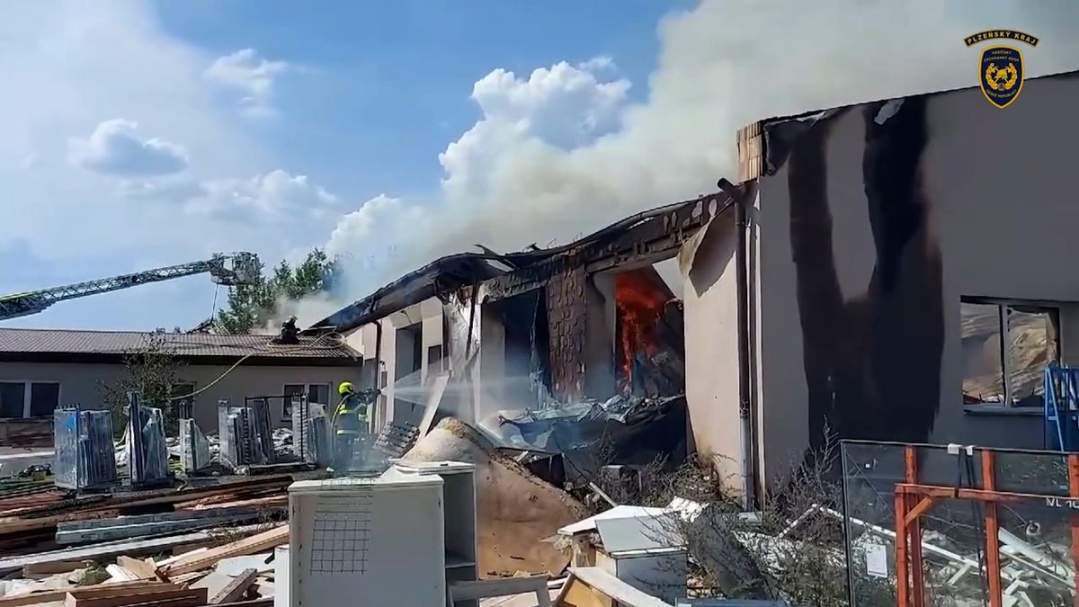 Hasiči likvidují požár truhlárny na Plzeňsku. Vyhlášen je třetí stupeň poplachu