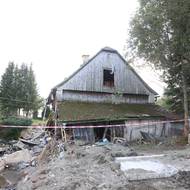 Dům je nyní neobyvatelný a musí podstoupit demolici.