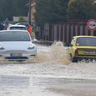 Zatopená hlavní příjezdová silnice z Ostravy do Opavy v městské části Komárov, 15. září 2024