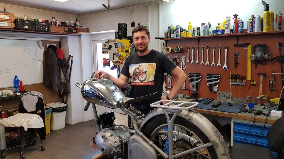 Tomáš Blažek s kamarády vrací život vzácným starým motorkám