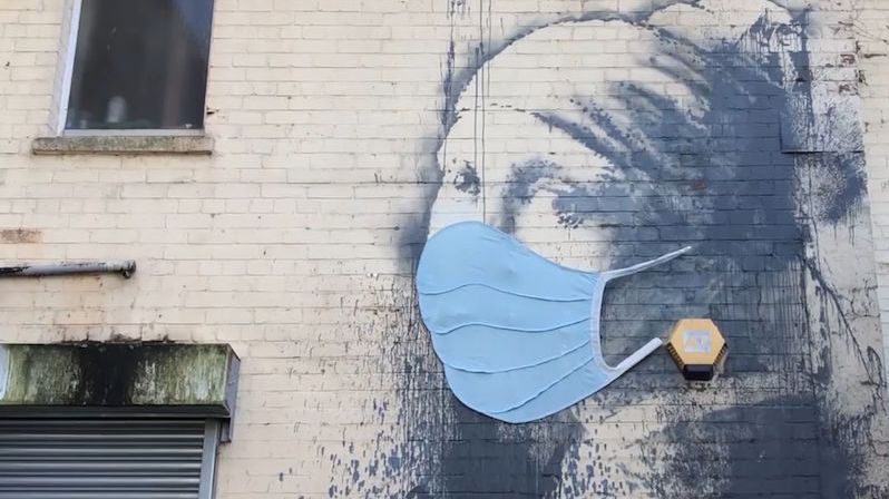 Banksyho slavné graffiti dostalo roušku