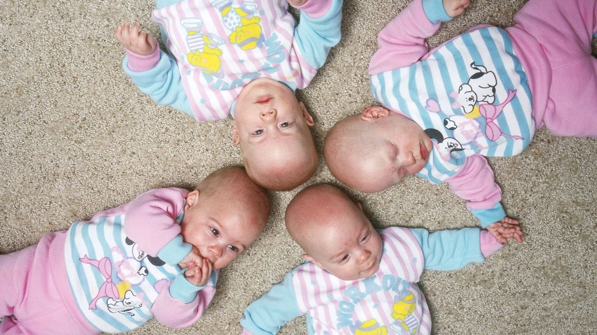 Američanka porodila identická čtyřčata