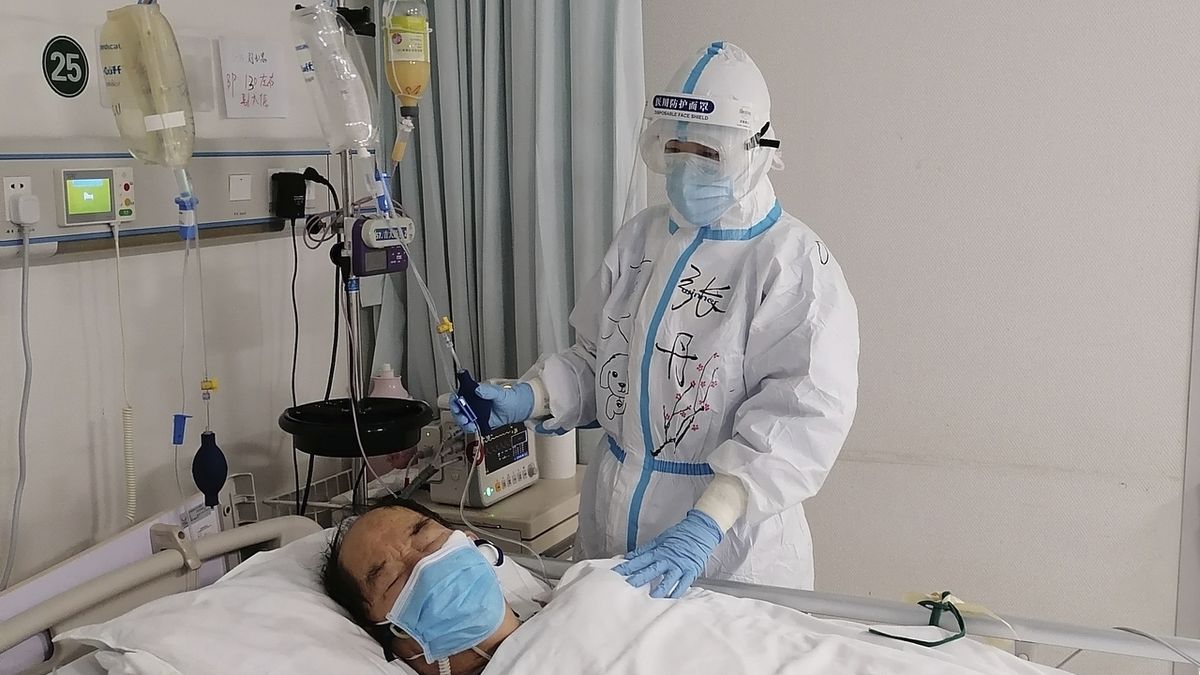 Čínská sestra ošetřuje ve Wu-chanu pacienta nakaženého novým koronavirem