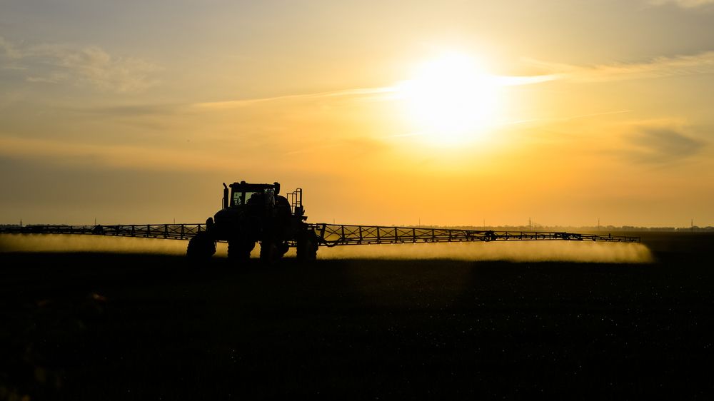 Cyklista na Mělnicku zahynul pod koly postřikovače. Jeho chyba, uzavřela policie