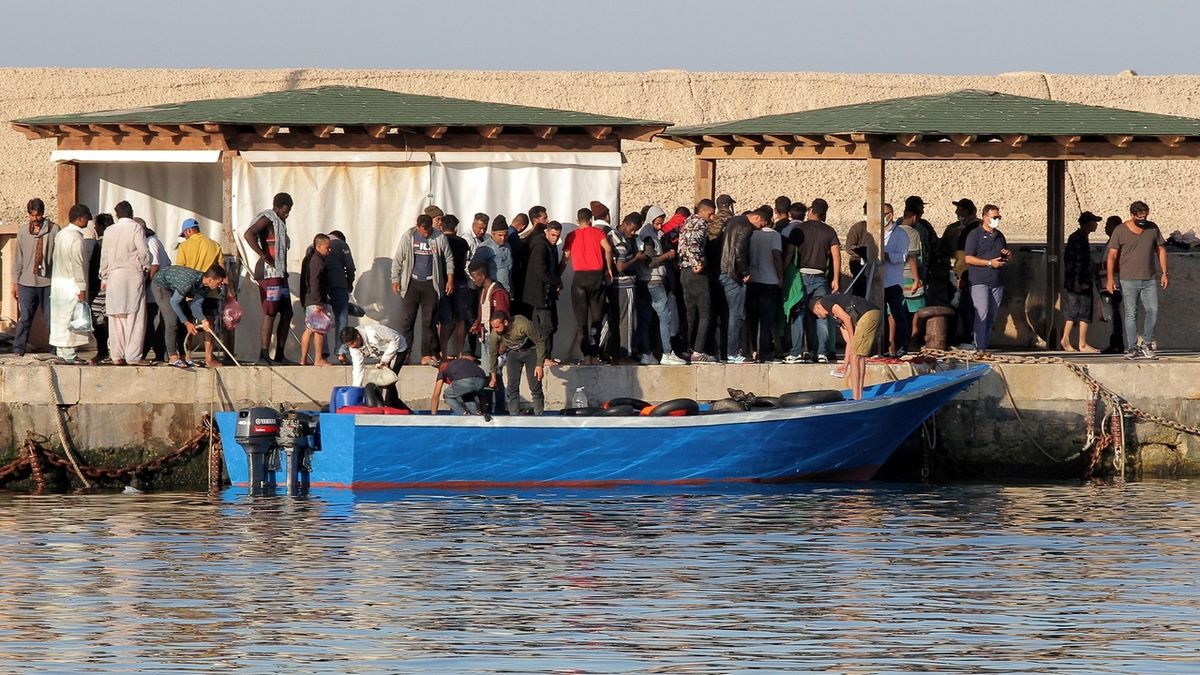 Migranti po vylodění na ostrově Lampedusa. Ilustrační foto.