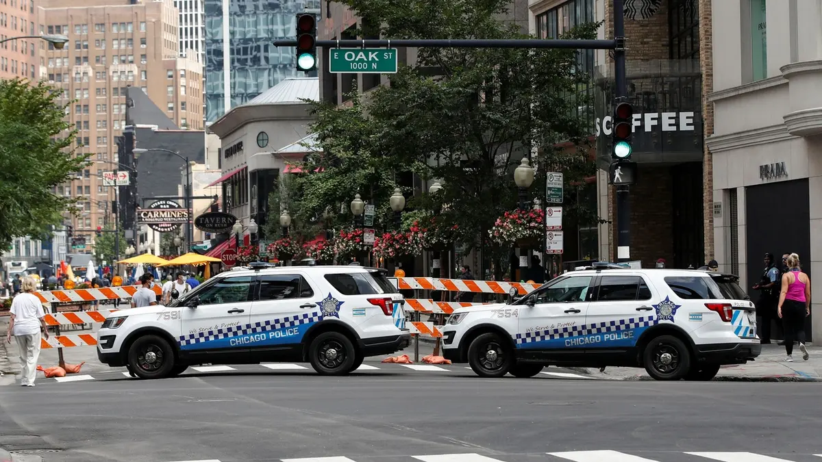 Policisté v Chicagu blokují ulici.