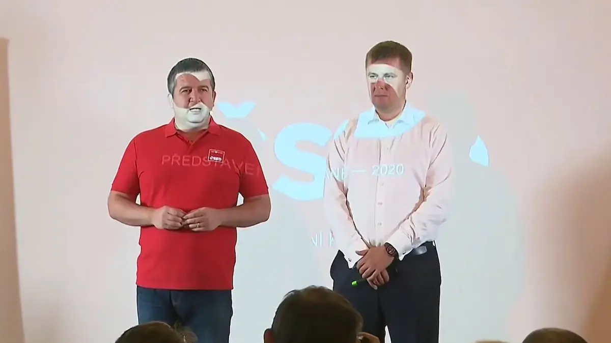 Cssd Zahajila Kampan Sazi Na Cerveny Svetr Hamacek Ukazal Billboard A Ztuhl Mu Usmev Novinky Cz
