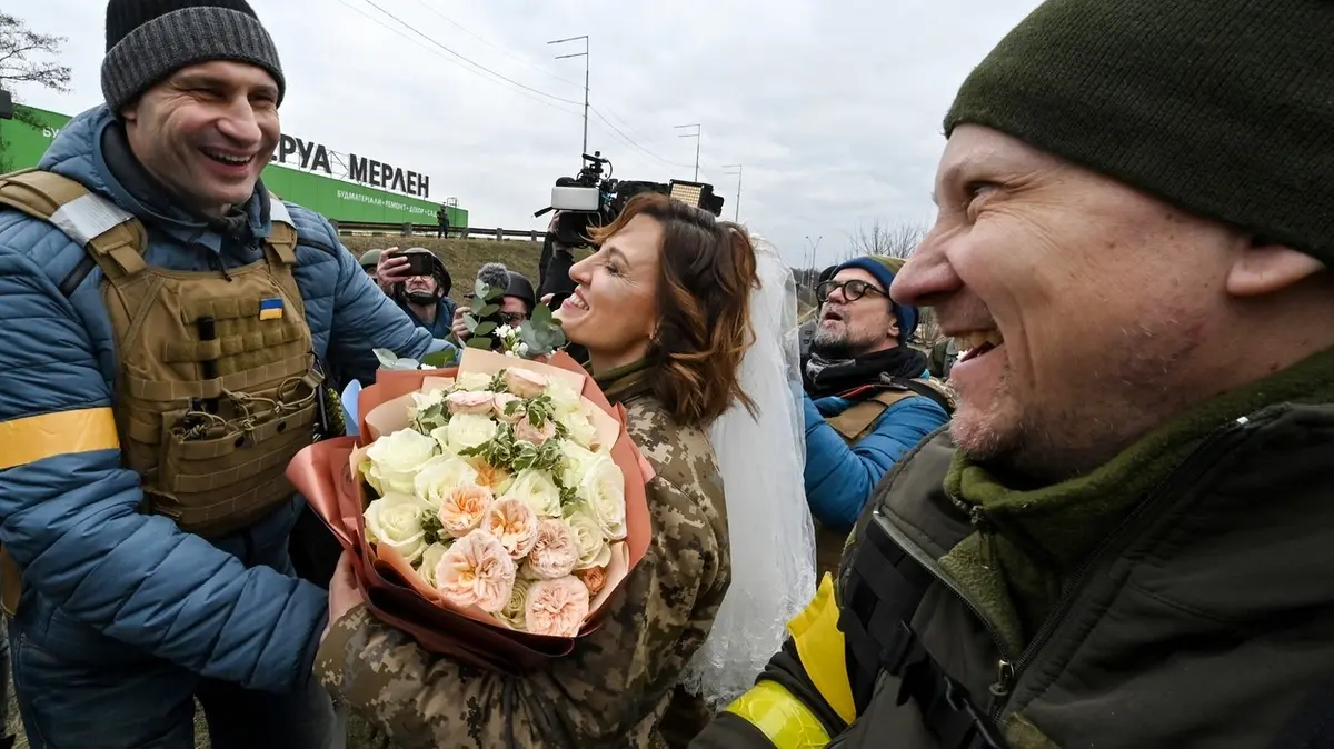 Kyjevský starosta Vitalij Kličko dvojici popřál k sňatku.