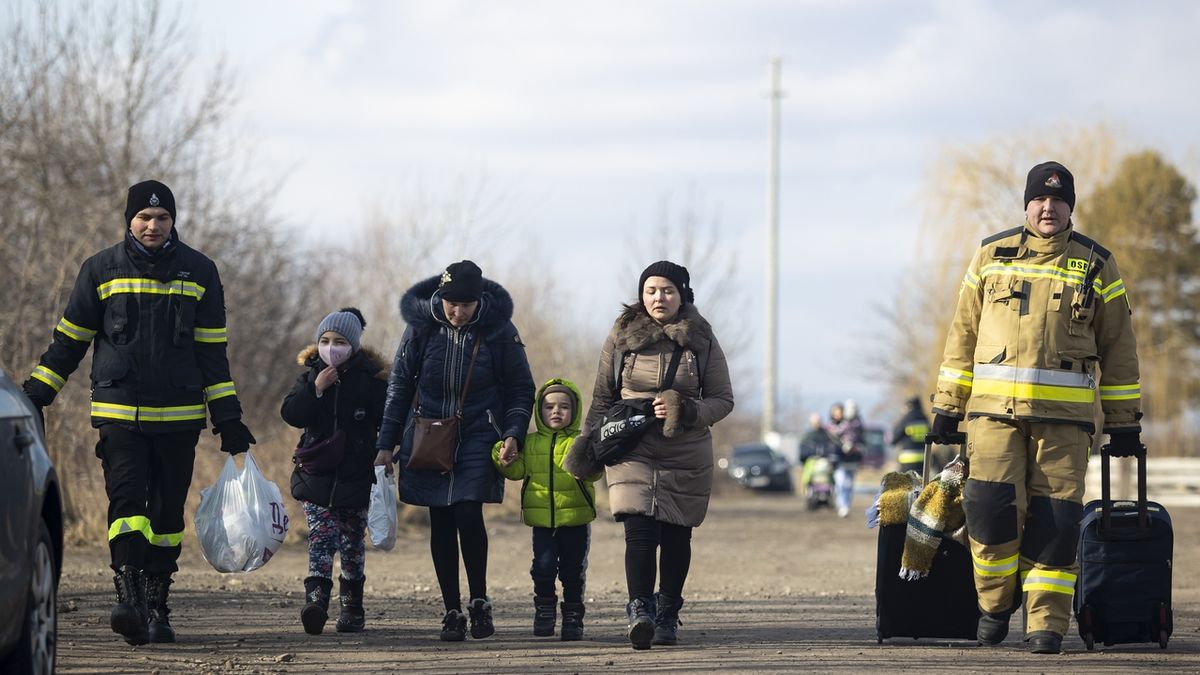 Ukrajinští uprchlíci, kteří utíkají před válkou na snímku z 10. března 2022 na hraničním přechodu Medyka.