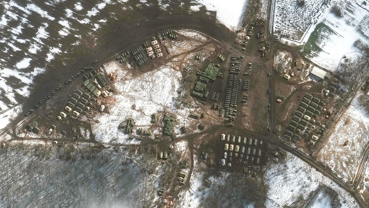 Satelitní snímky ukazují další vojáky a techniku u ukrajinských hranic