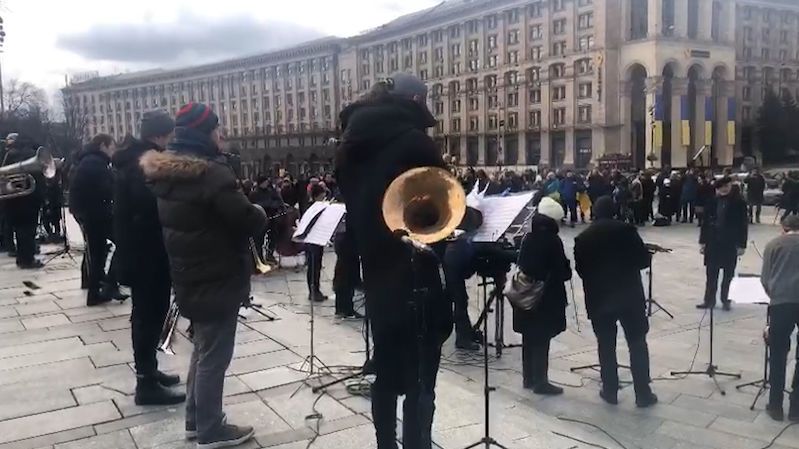 Reportér Novinek: Kyjev se nevzdává. Na Majdanu hraje symfonický orchestr