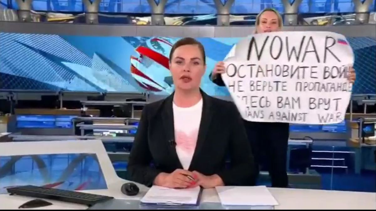 Žena s transparentem pronikla do živého vysílání ruské televize: Tady vám lžou, vzkázala