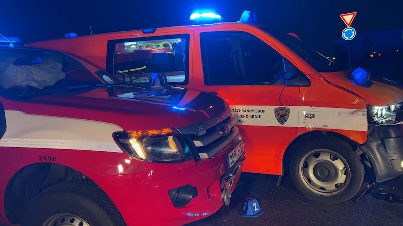 U Říčan se cestou k hlášenému požáru srazila dvě hasičská auta