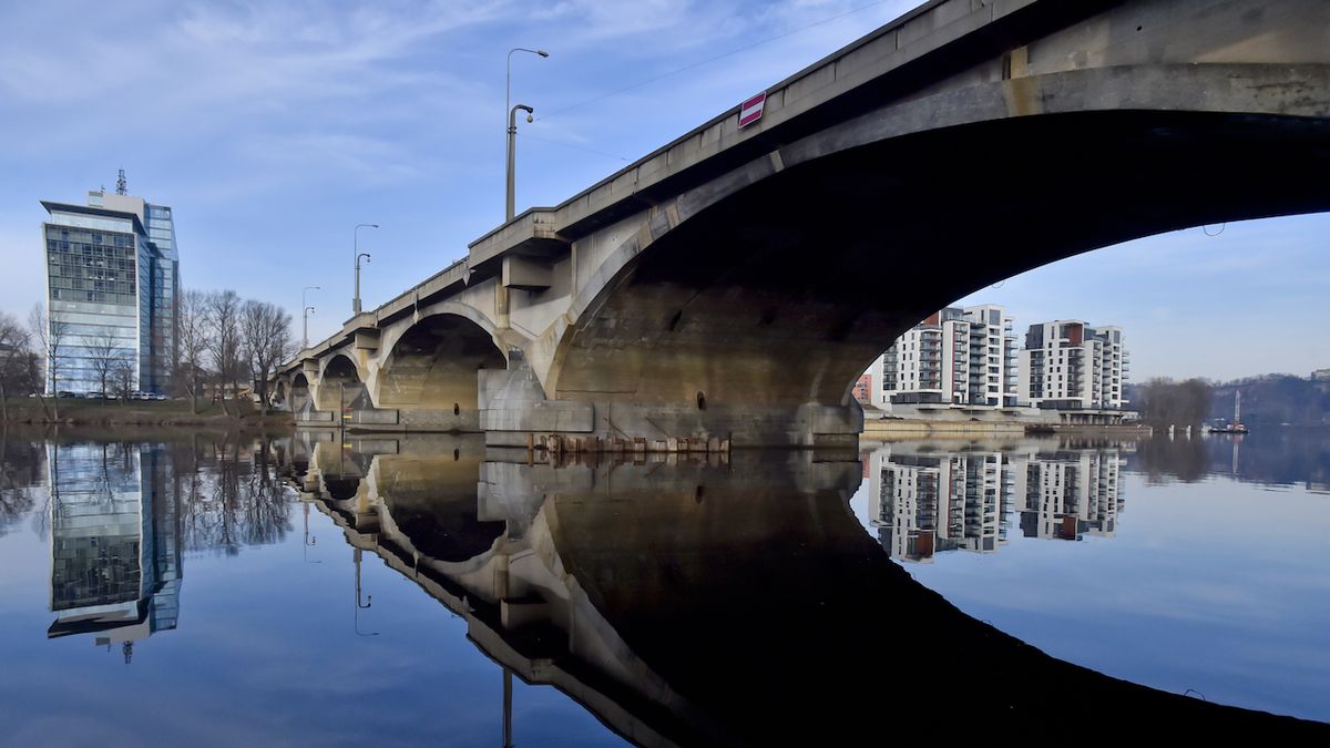 Libeňský most je trnem v patě pražských politiků. Opraven ale mohl být už roky