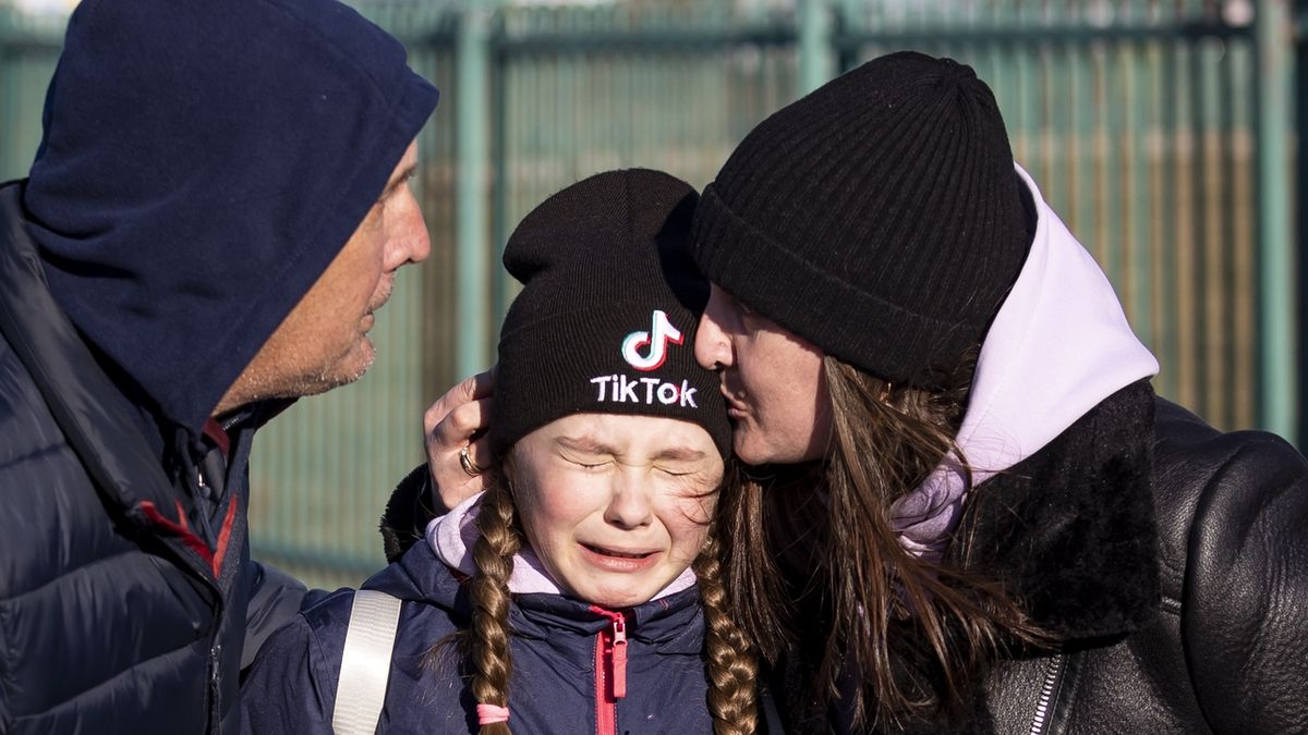 FOTO: Děti prchající z Ukrajiny. Pohled na ně bolí