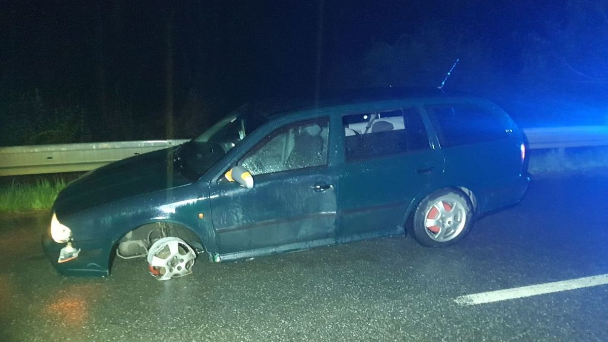 Opilého řidiče na Břeclavsku prozradil vějíř jisker, silnici drhnul diskem