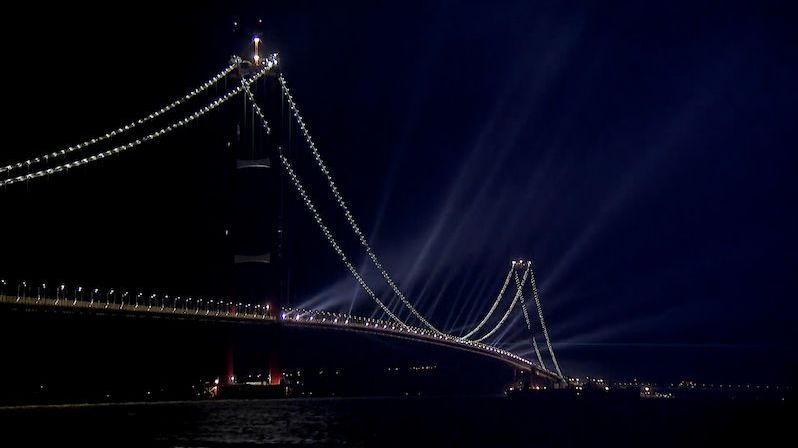 Evropu a Asii nově spojuje nejdelší visutý most na světě