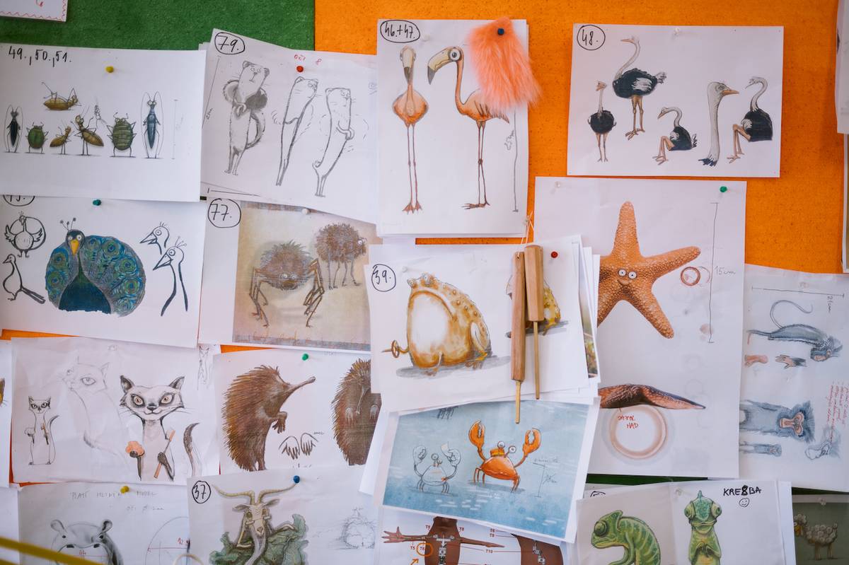 Ve filmu vystupuje přes sto postav.