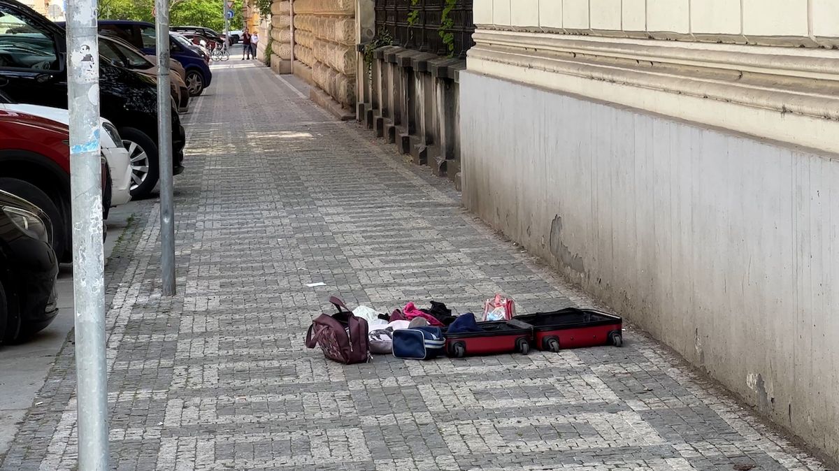 Manévry u justičního paláce v Praze, pyrotechnik zkoumal kufr u zdi soudu