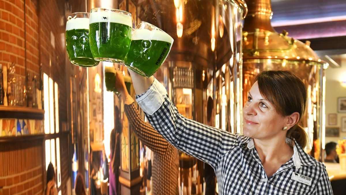 Zelené pivo je v Česku tradicí, letos konečně v hospodě