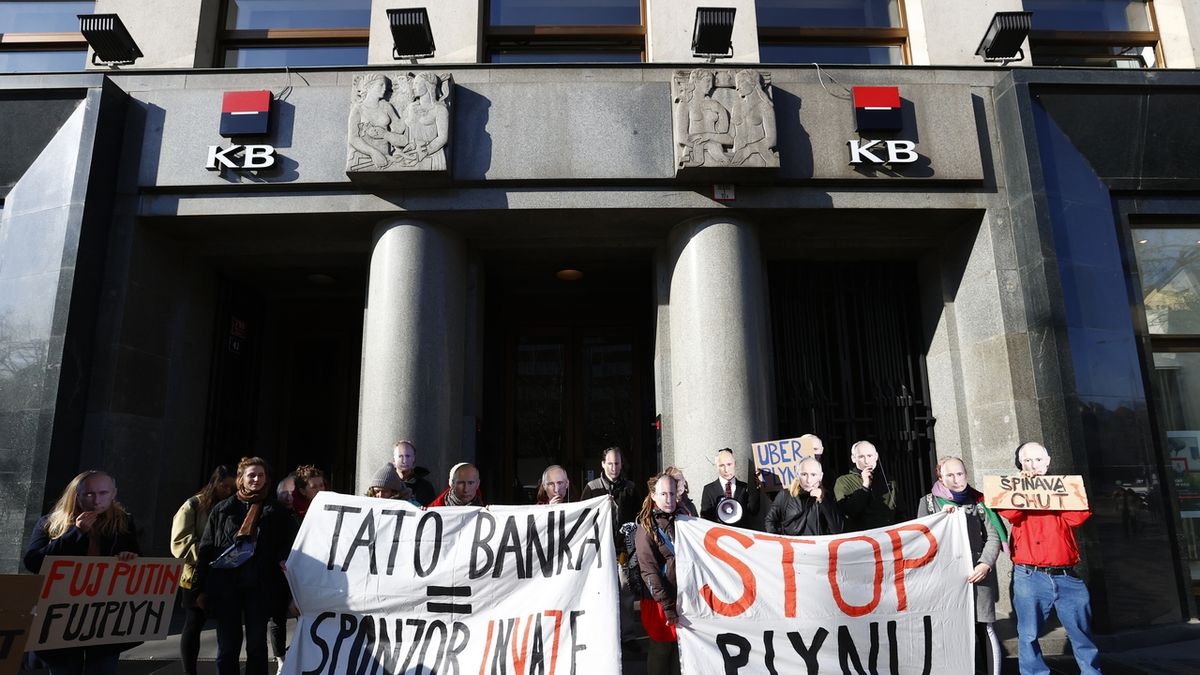 Happening začal v sídle Komerční banky na Václavském náměstí, aktivisté pak pokračovali do sídel skupin Raiffeisen a UniCredit.