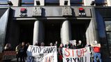 FOTO: Aktivisté protestovali v Komerční bance proti spolupráci s Ruskem