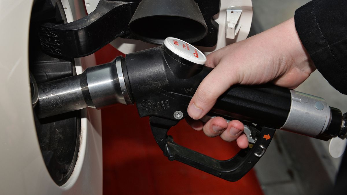 Ceny benzínu i nafty na Slovensku dál padají